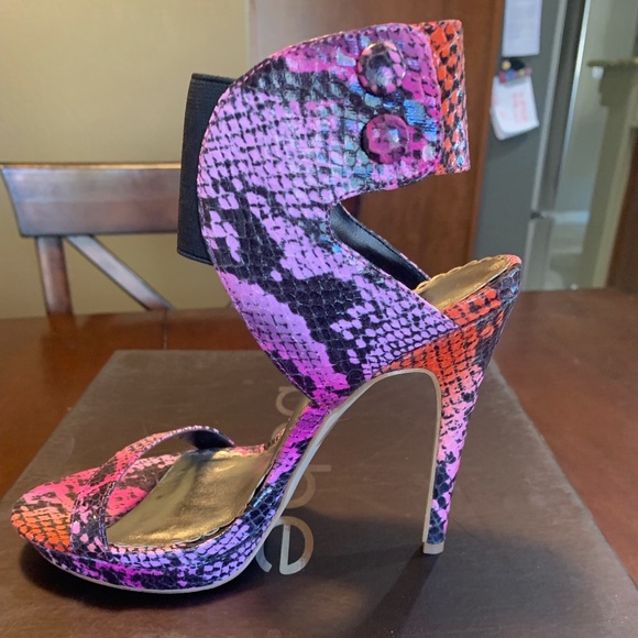 Bebe size 5 Heel - Picture 4 of 5